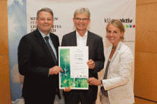 Bundesminister Andrae Rupprechter uebergibt GF Felix Wallner die klimaaktiv Auszeichnung